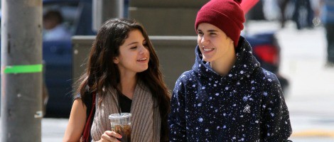 Justin Bieber y Selena Gomez cogidos de la mano