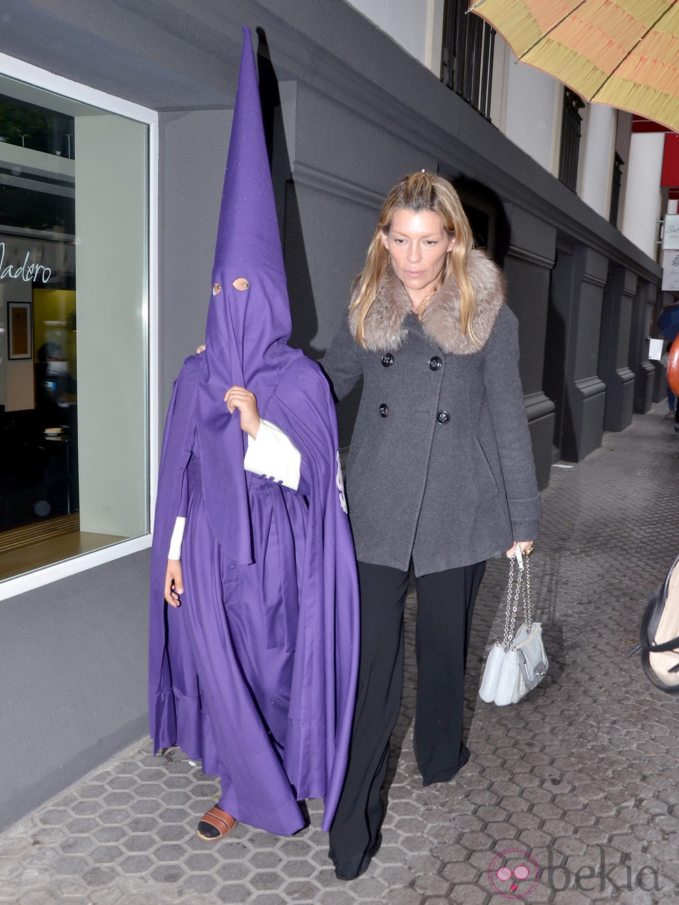 Patricia Rato y su hijo en la Semana Santa de Sevilla