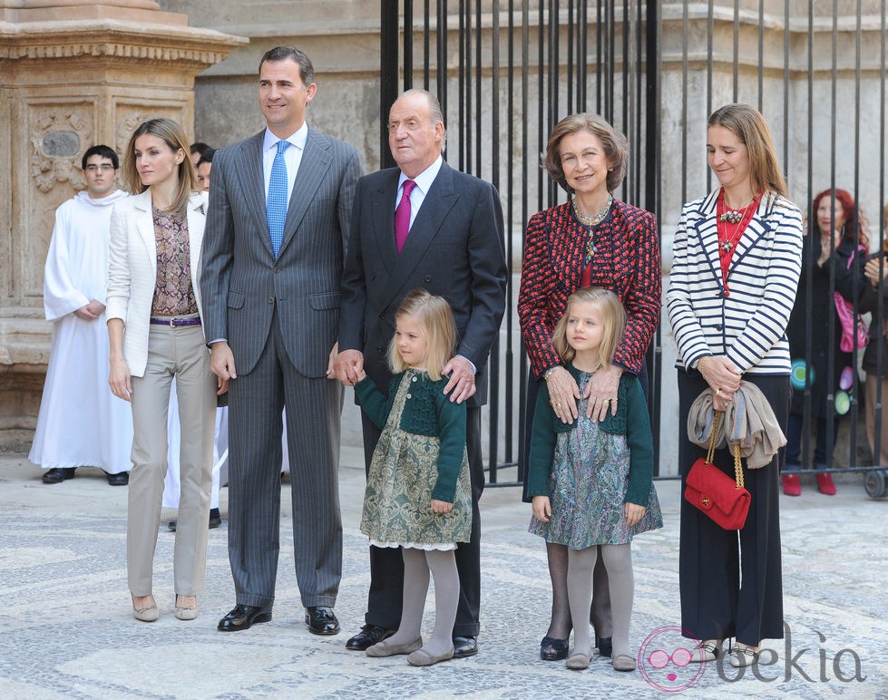 Los Reyes, los Príncipes de Asturias y las Infantas Leonor, Sofía y Elena en la Misa de Pascua