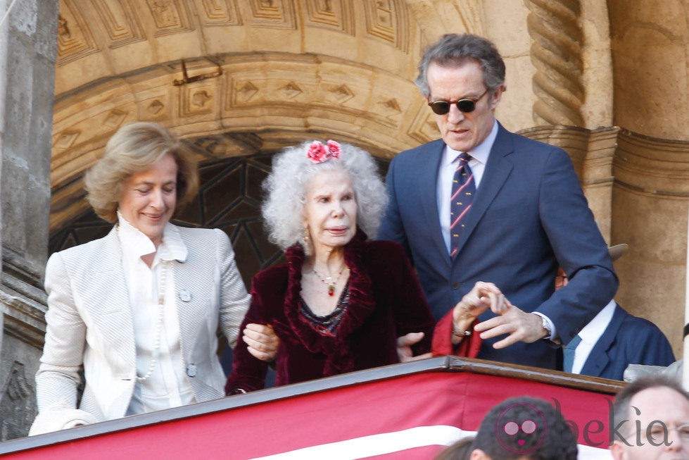 Cayetana de Alba y Alfonso Díez en la corrida de toros del Domingo de Resurrección de Sevilla