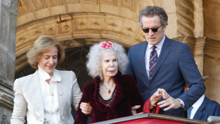 Cayetana de Alba y Alfonso Díez en la corrida de toros del Domingo de Resurrección de Sevilla