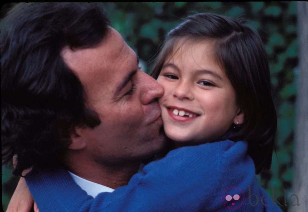 Julio Iglesias y su hija Chábeli en la década de 1970