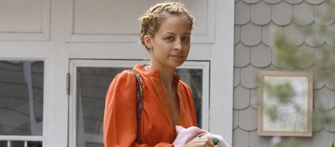 Nicole Richie pasa un día en la playa con su marido e hijos