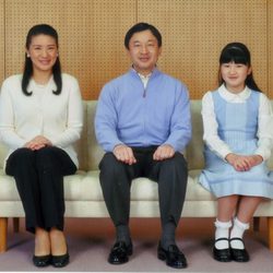 Naruhito y Masako de Japón con su hija Aiko de Japón cuando era pequeña