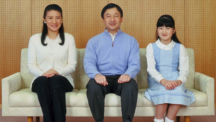 Naruhito y Masako de Japón con su hija Aiko de Japón cuando era pequeña