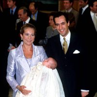 La Infanta Elena y Jaime de Marichalar con Froilán en su bautizo