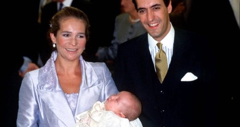 La Infanta Elena y Jaime de Marichalar con Froilán en su bautizo