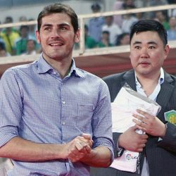 Iker Casillas sonriente en China