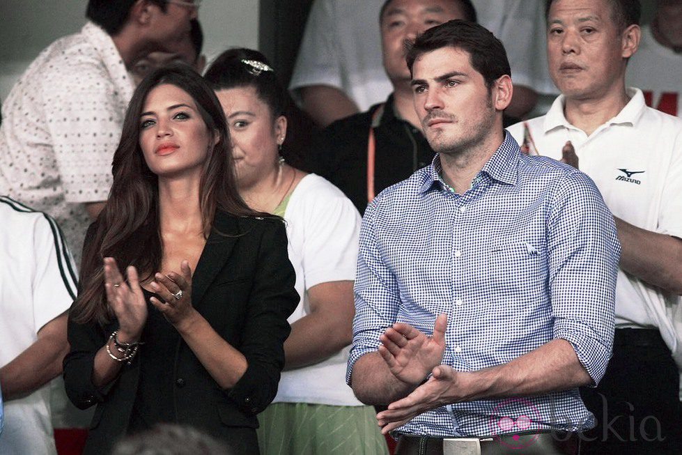 Iker Casillas y Sara Carbonero aplauden en un partido de fútbol en China