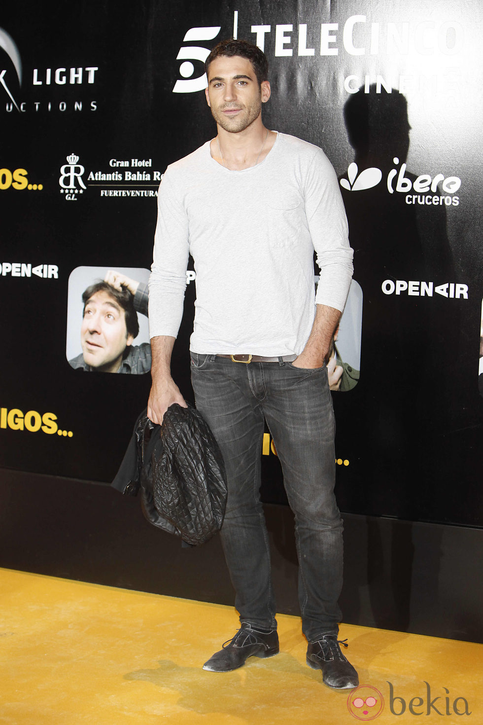 Miguel Ángel Silvestre en el estreno de 'Amigos'