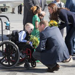 Los Duques de Cambridge atienden a unos niños antes de partir de Yellowknife