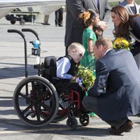 Los Duques de Cambridge atienden a unos niños antes de partir de Yellowknife