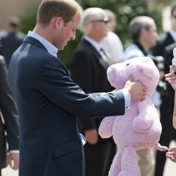 El Príncipe Guillermo recibe un peluche como regalo en Slave Lake