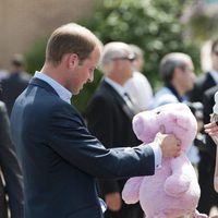 El Príncipe Guillermo recibe un peluche como regalo en Slave Lake