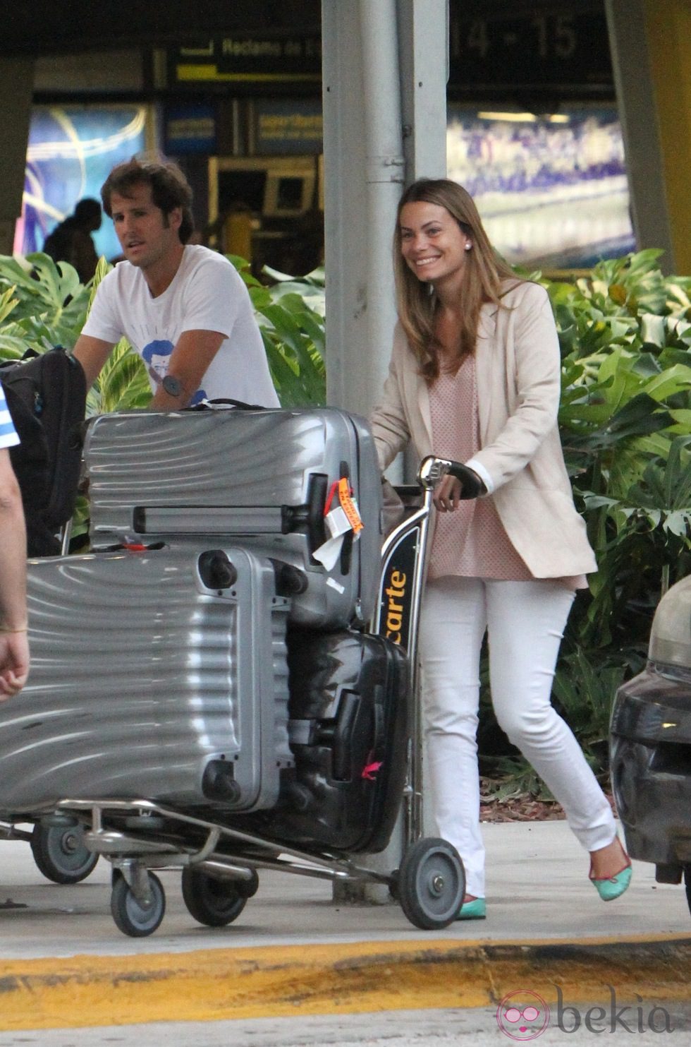 Carla Goyanes y Jorge Benguria en el aeropuerto de Miami