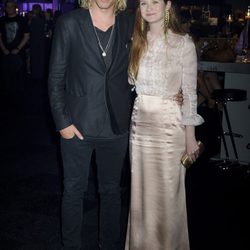 Jamie Campbell Bower y Bonnie Wright en la fiesta posterior al estreno de Harry Potter