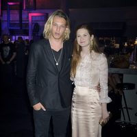 Jamie Campbell Bower y Bonnie Wright en la fiesta posterior al estreno de Harry Potter