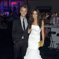 Tom Felton y su novia en la fiesta posterior al estreno de Harry Potter en Londres