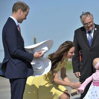 Los Duques de Cambridge saludan a una niña en Calgary