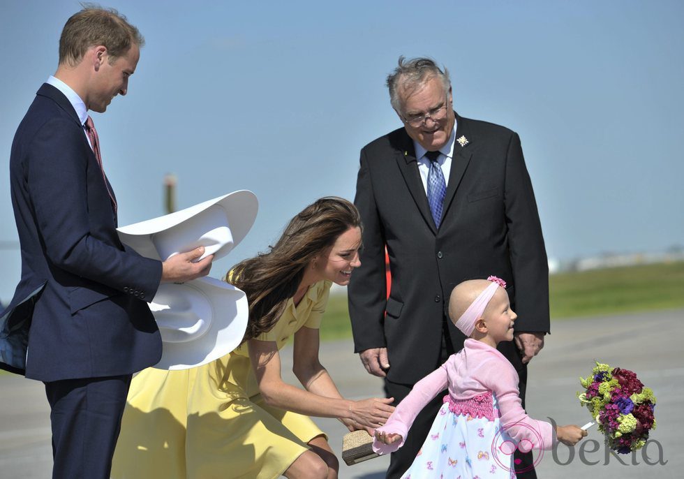 Los Duques de Cambridge saludan a una niña en Calgary