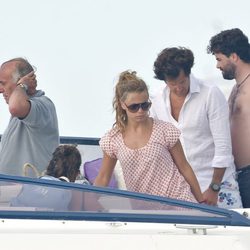 Carla Goyanes y Jorge Benguria en un barco con su familia