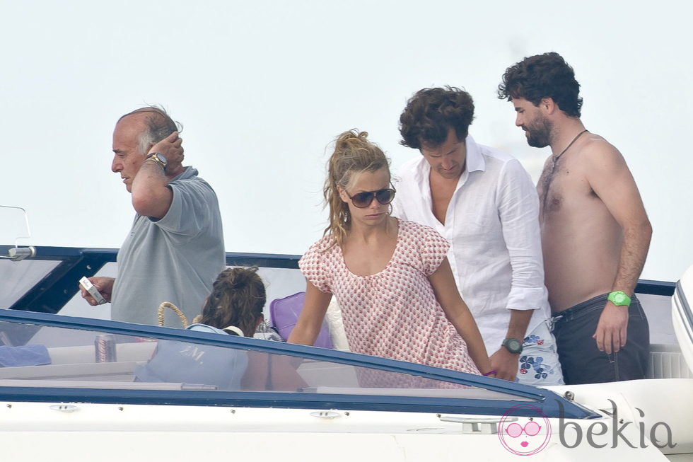 Carla Goyanes y Jorge Benguria en un barco con su familia