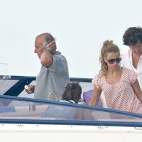 Carla Goyanes y Jorge Benguria en un barco con su familia