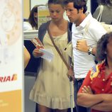 Carla Goyanes y Jorge Benguria en el aeropuerto de Ibiza