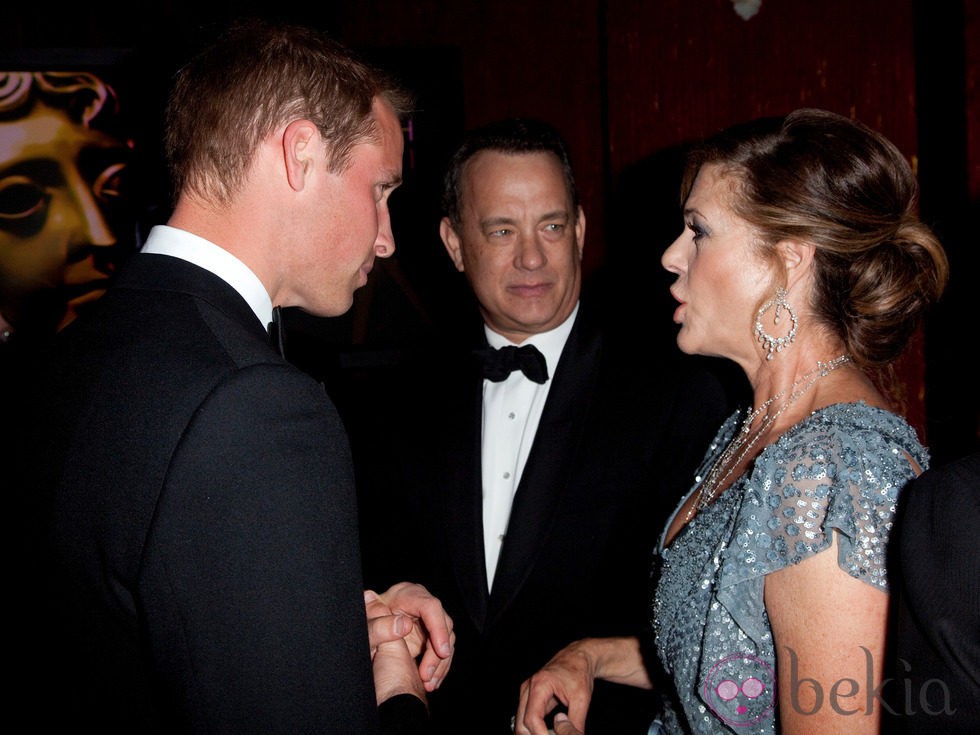 El príncipe Guillermo, con Tom Hanks y Rita Wilson en los BAFTA Brits