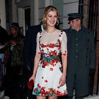 Rosamund Pike en la gala organizada por los Duques de Cambridge