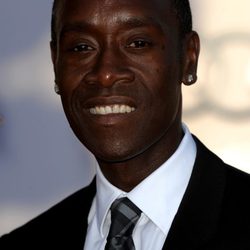 Don Cheadle posa en el photocall de los BAFTA Brits