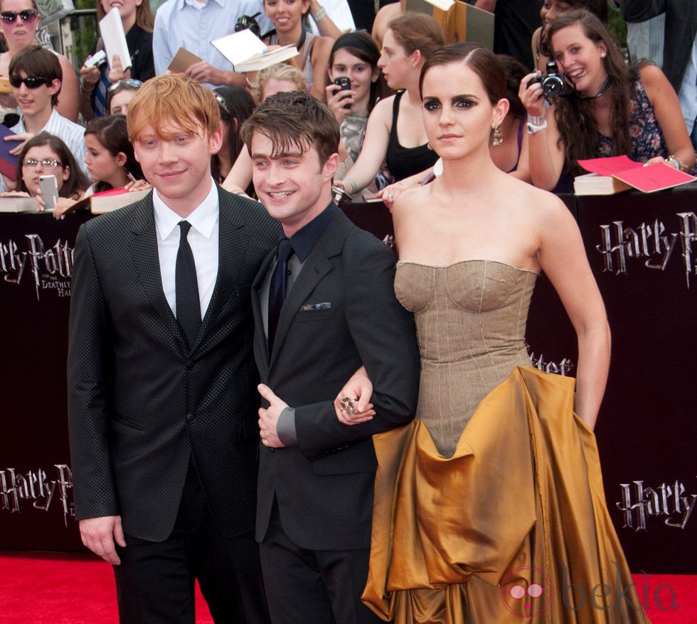 Emma Watson del brazo de Daniel Radcliffe en la premiére de 'Harry Potter y las reliquias de la muerte: Parte 2'