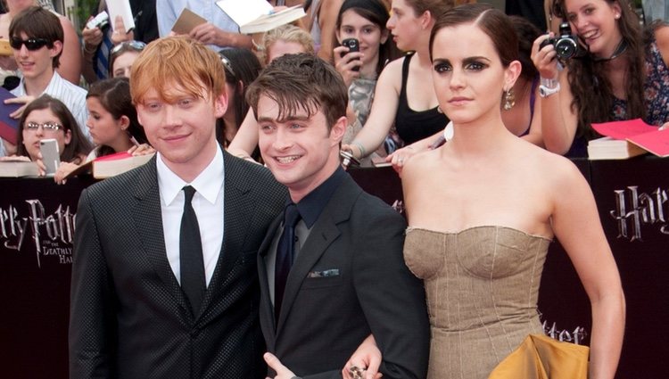 Emma Watson del brazo de Daniel Radcliffe en la premiére de 'Harry Potter y las reliquias de la muerte: Parte 2'