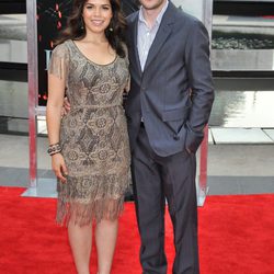 America Ferrera y su marido en la premiére de 'Harry Potter y las reliquias de la muerte: Parte 2'