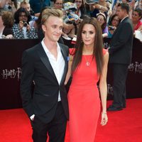 Tom Felton con su novia en la premiére neoyorkina de 'Harry Potter y las reliquias de la muerte: Parte 2'