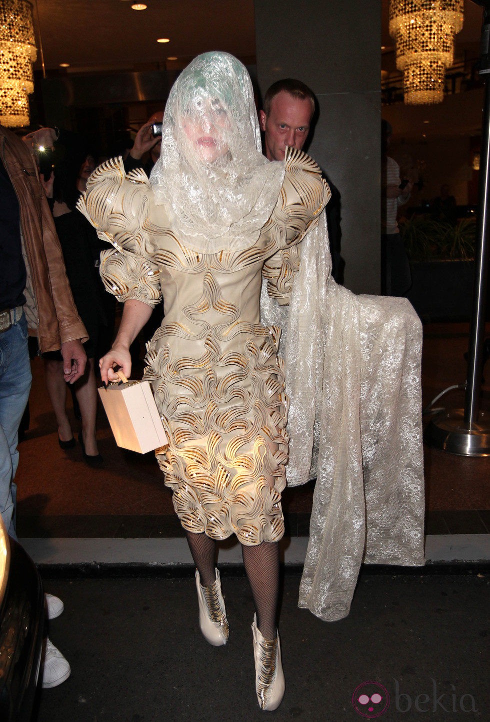 Lady Gaga con un particular burka en Sidney