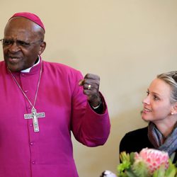 Charlene Wittstock se reúne con el arzobispo Desmond Tutu en Sudáfrica