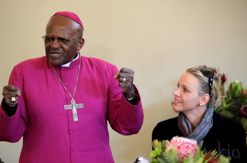 Charlene Wittstock se reúne con el arzobispo Desmond Tutu en Sudáfrica