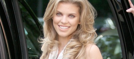 AnnaLynne McCord con pantalones palazzo