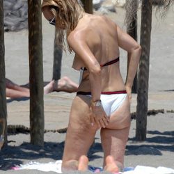 Carmen Lomana luce un pecho y celulitis en la playa