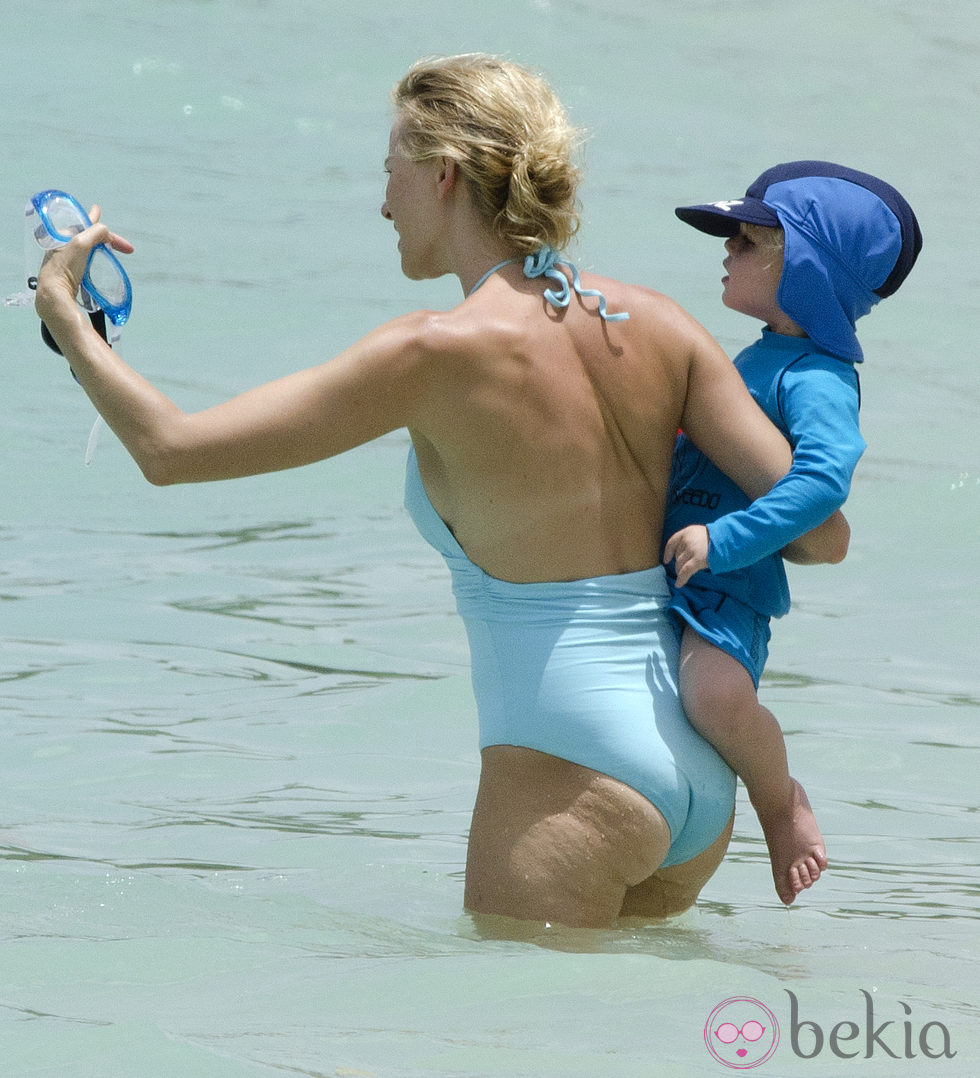 Naomi Watts en la playa con bañador