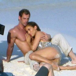 Jennifer Lopez y William Levy abrazados