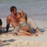 William Levy y Jennifer Lopez en la arena de la playa