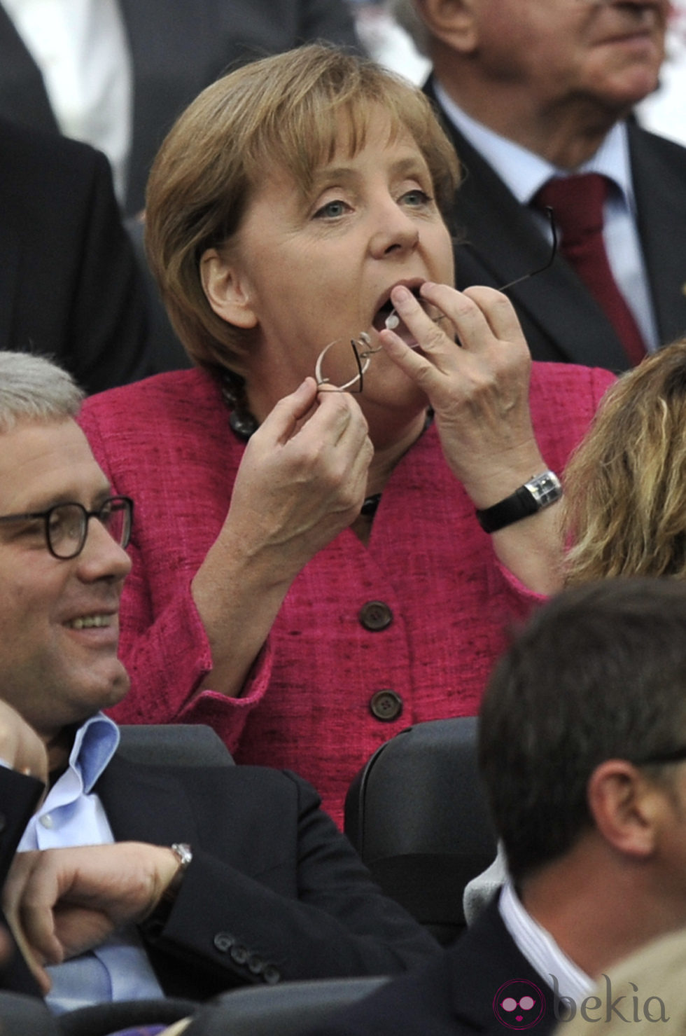 Angela Merkel limpia sus gafas en la final del Mundial de Fútbol Femenino 2011