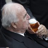 Helmut Kohl bebe una cerveza en la final del Mundial de Fútbol Femenino 2011