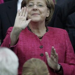 La Canciller Angela Merkel saluda en la final del Mundial de Fútbol Femenino 2011