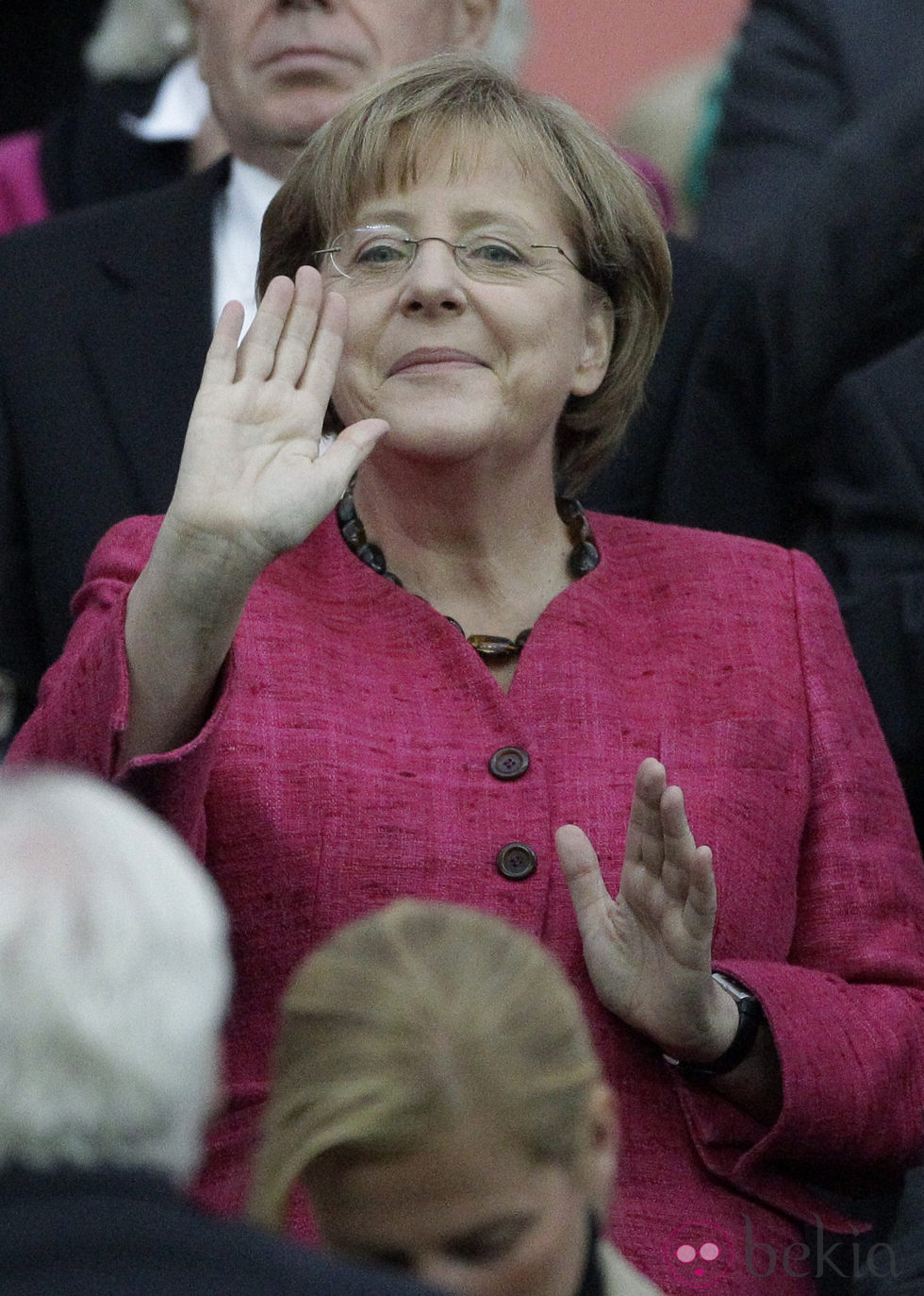 La Canciller Angela Merkel saluda en la final del Mundial de Fútbol Femenino 2011