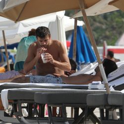 Gerard Piqué bebiendo en Miami Beach