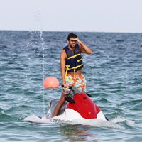 Gerard Piqué otea el horizonte desde una moto acuática en Miami