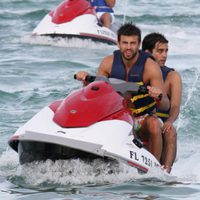 Gerard Piqué pasea a un amigo en moto acuática en Miami